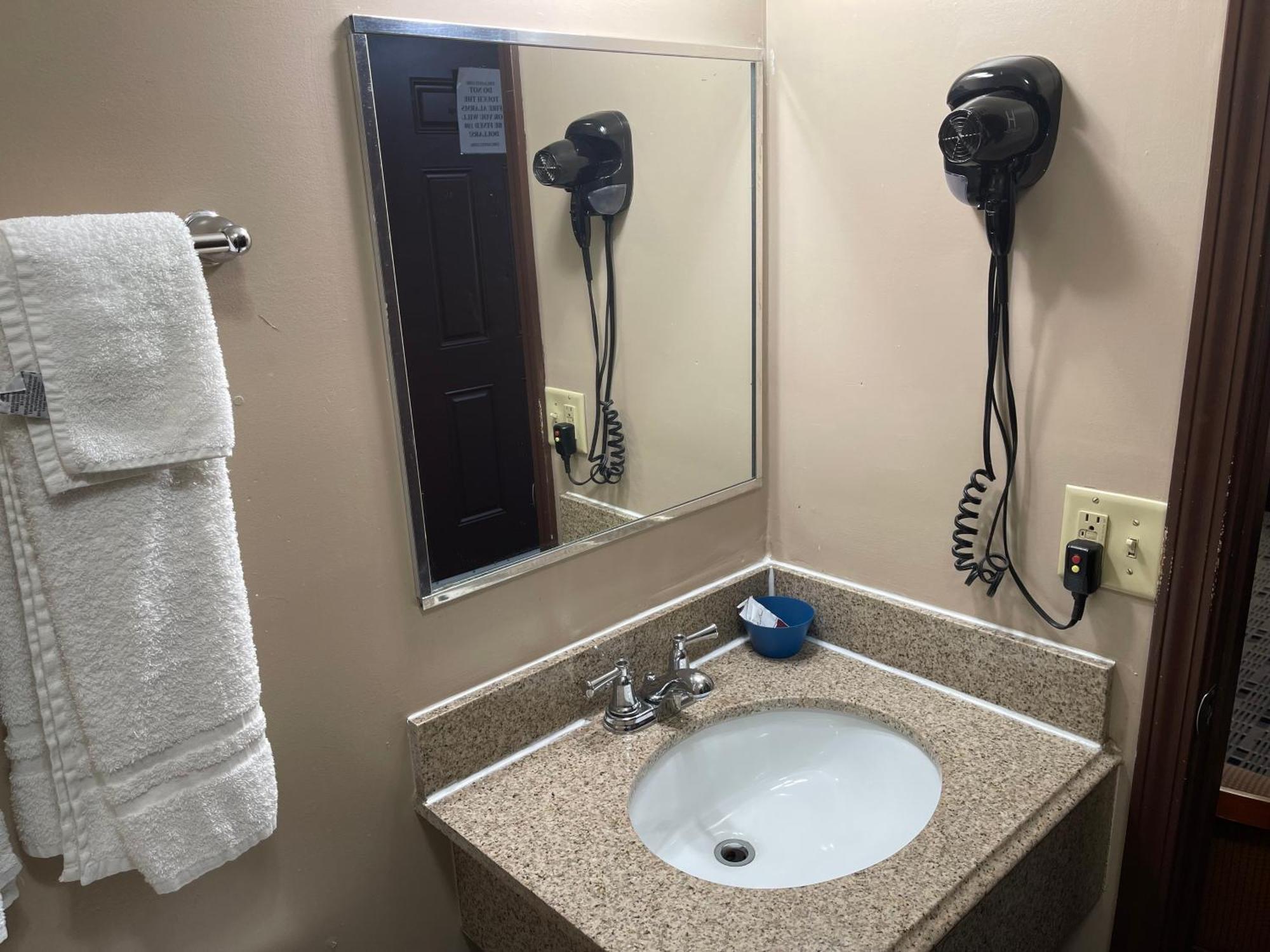 Economy Inn & Suites Ashtabula Buitenkant foto