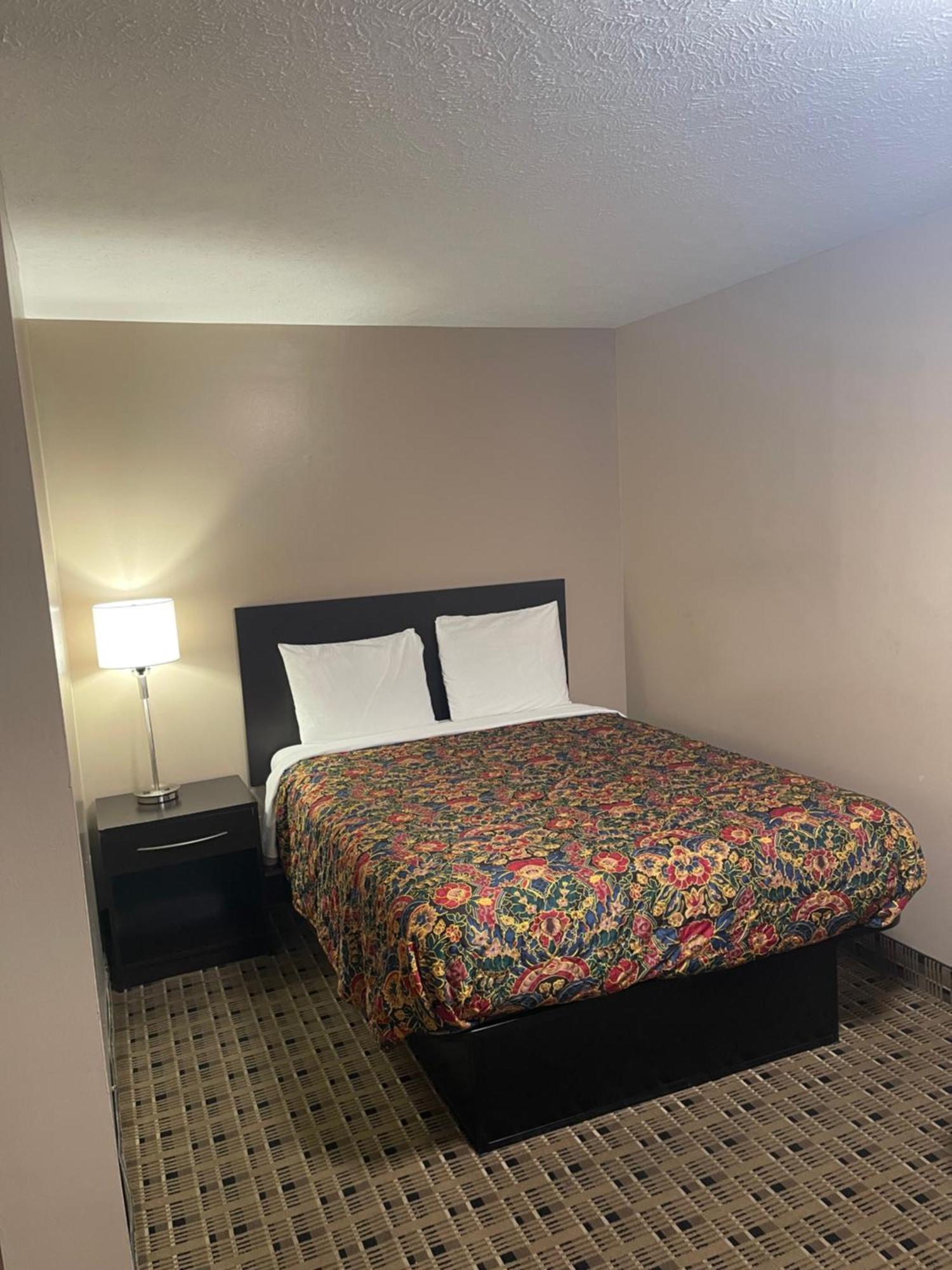 Economy Inn & Suites Ashtabula Buitenkant foto