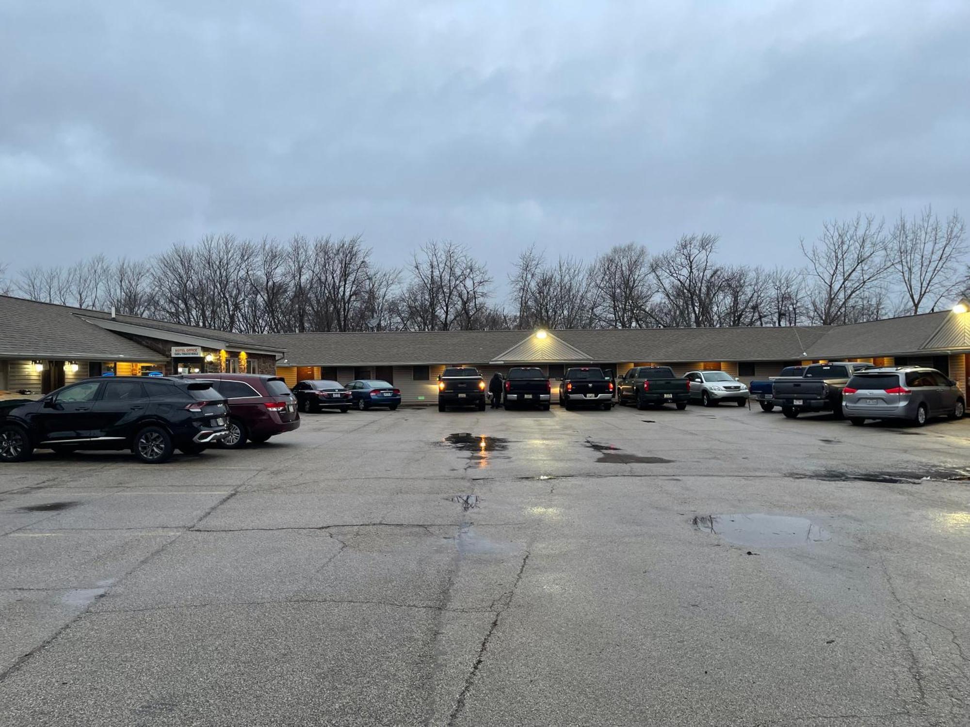 Economy Inn & Suites Ashtabula Buitenkant foto