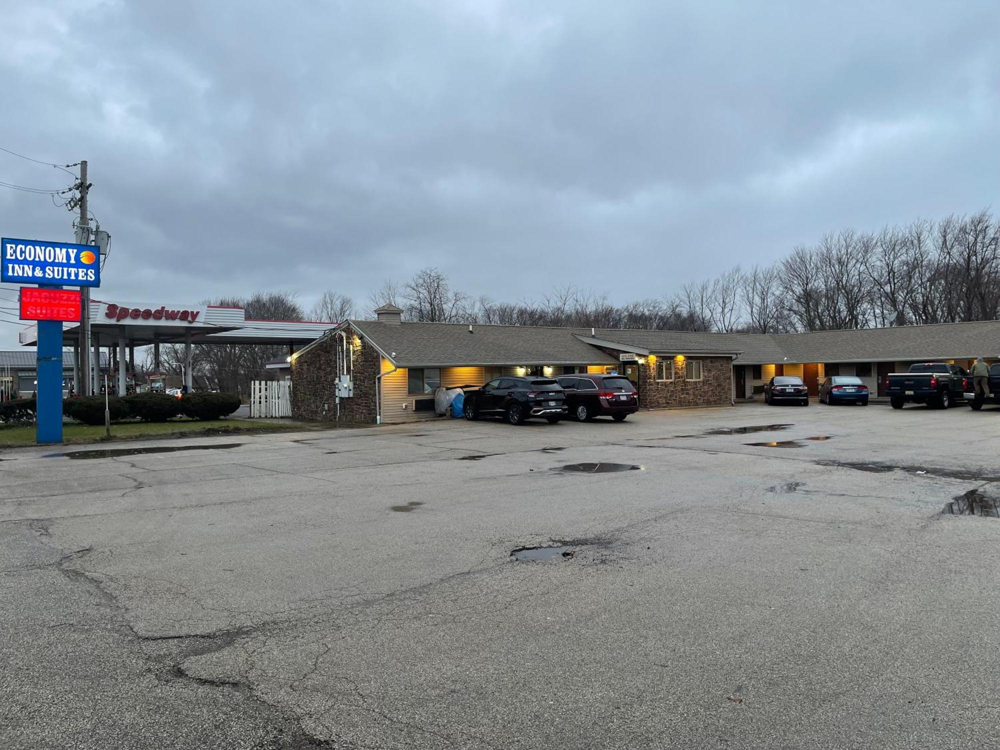 Economy Inn & Suites Ashtabula Buitenkant foto