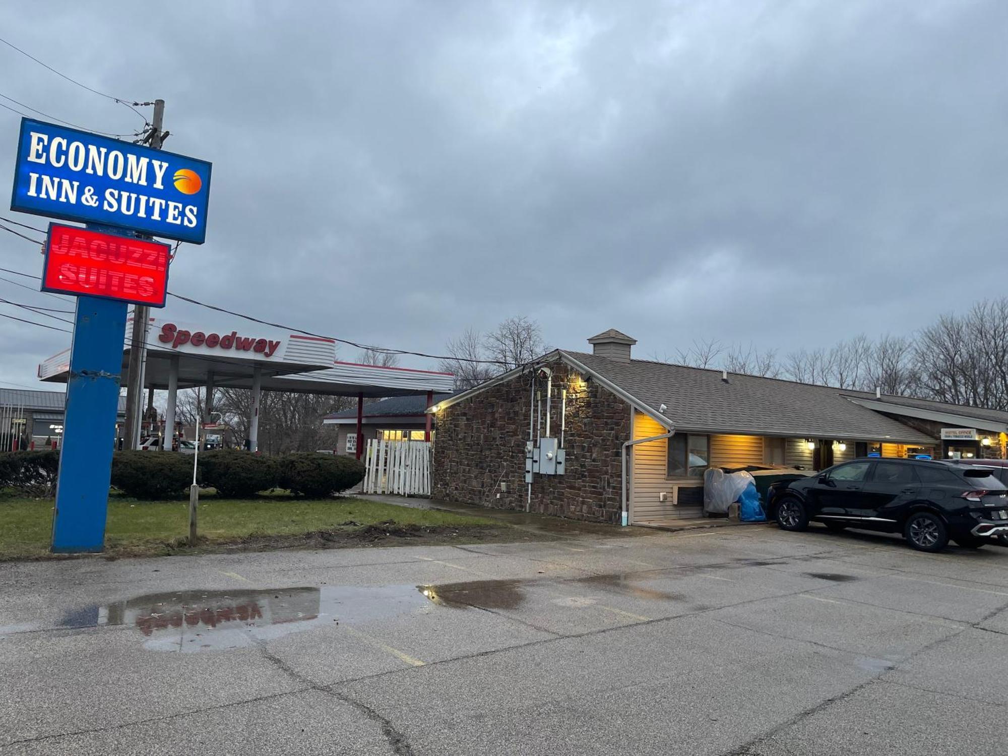 Economy Inn & Suites Ashtabula Buitenkant foto
