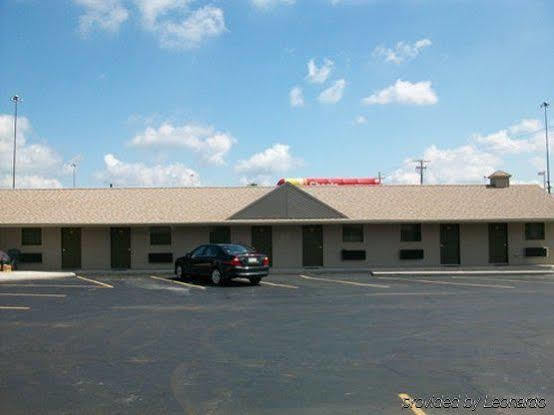 Economy Inn & Suites Ashtabula Buitenkant foto